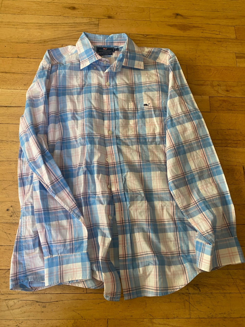 Vineyard vines button down. Great colors. Size large